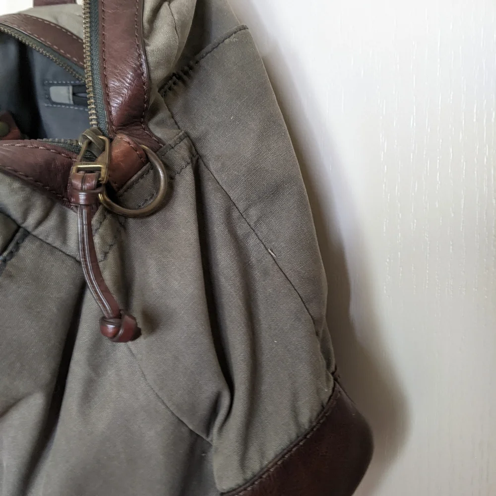 Fossil• Khaki Green & Leather Messenger Lap Top Bag🍂